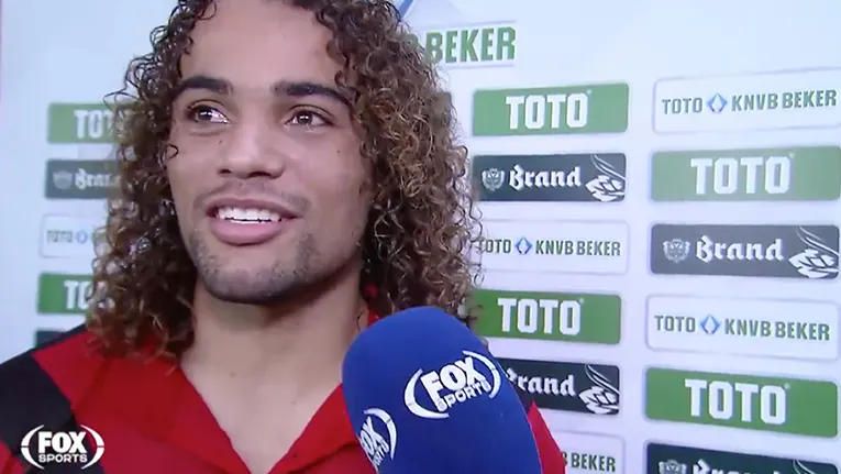 HAHA! AFC-speler Kenny Teijsse neemt verslaggever in de maling