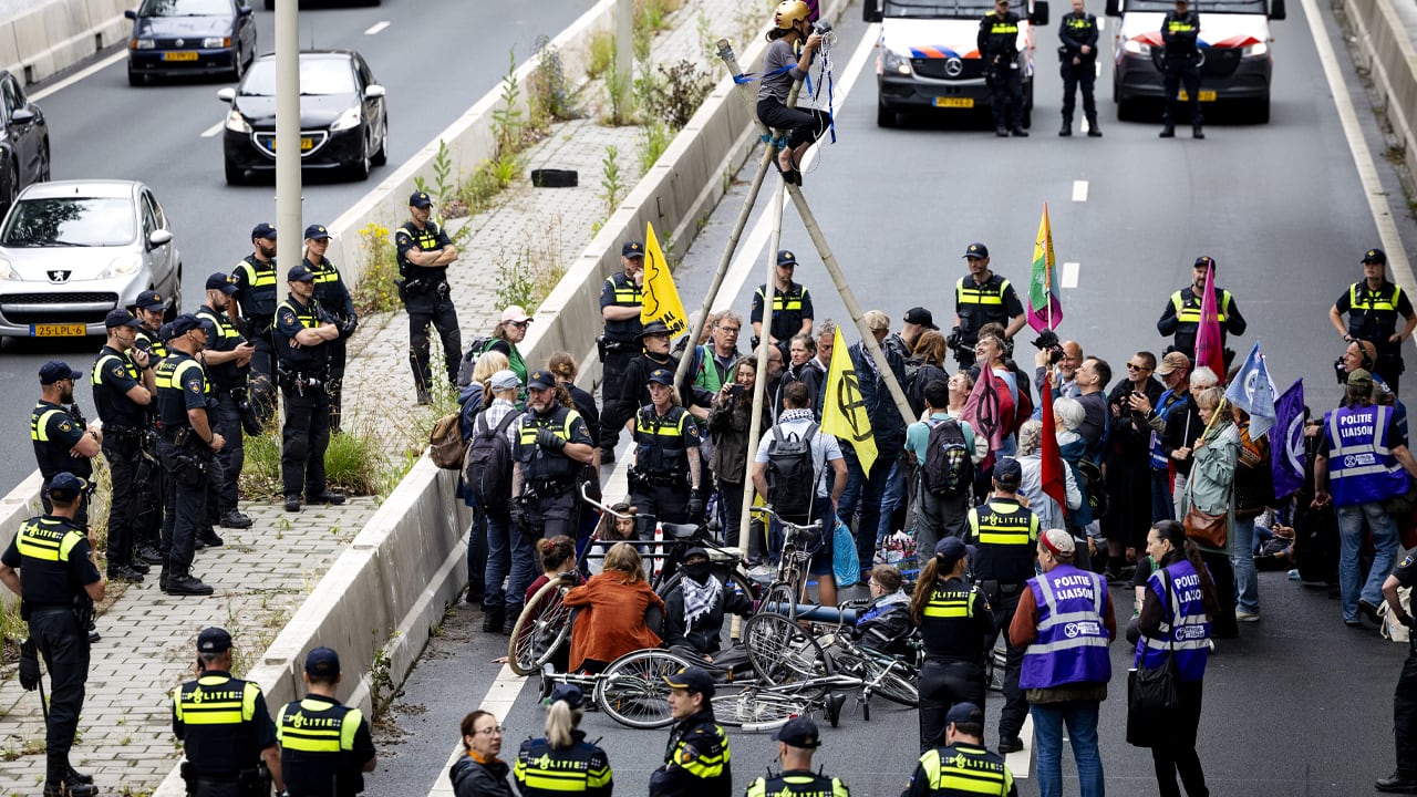Extinction Rebellion breidt A12-blokkade uit, wil ook overnachten in tunnelbak