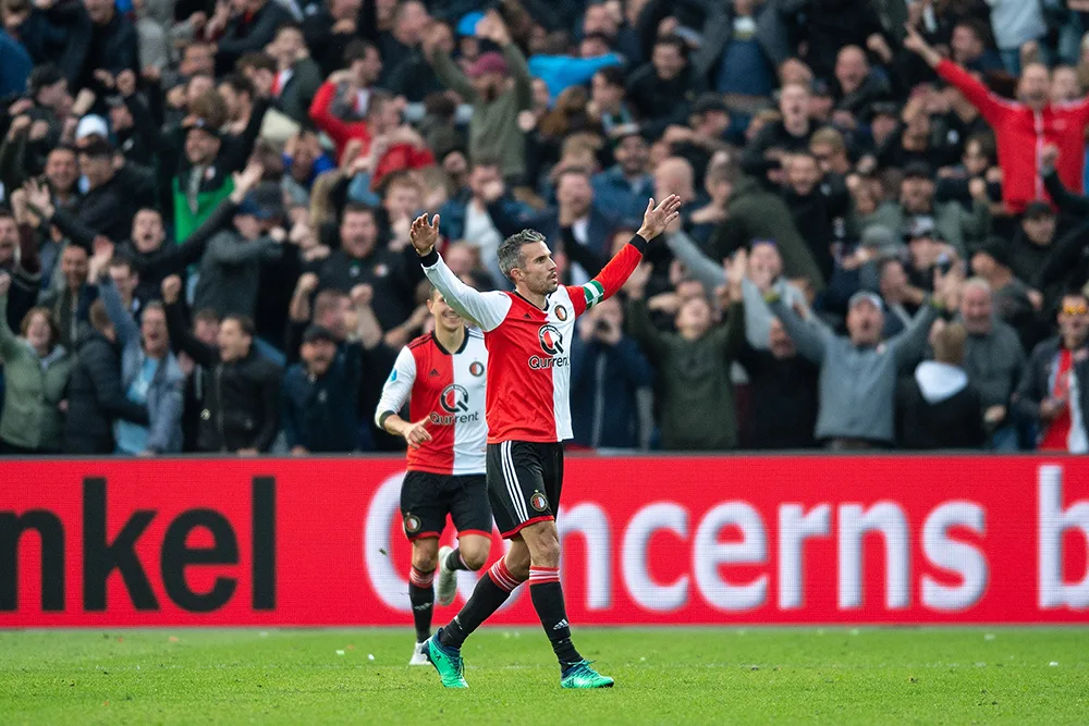 BIZAR! Van Persie schiet Feyenoord schitterend op 2-1 en pakt vervolgens rood