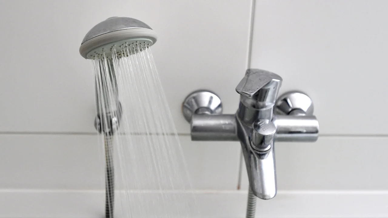 Bewoner Schilderswijk treft wildvreemde man aan onder zijn douche