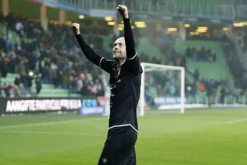 Pedersen met knieblessure naar ziekenhuis