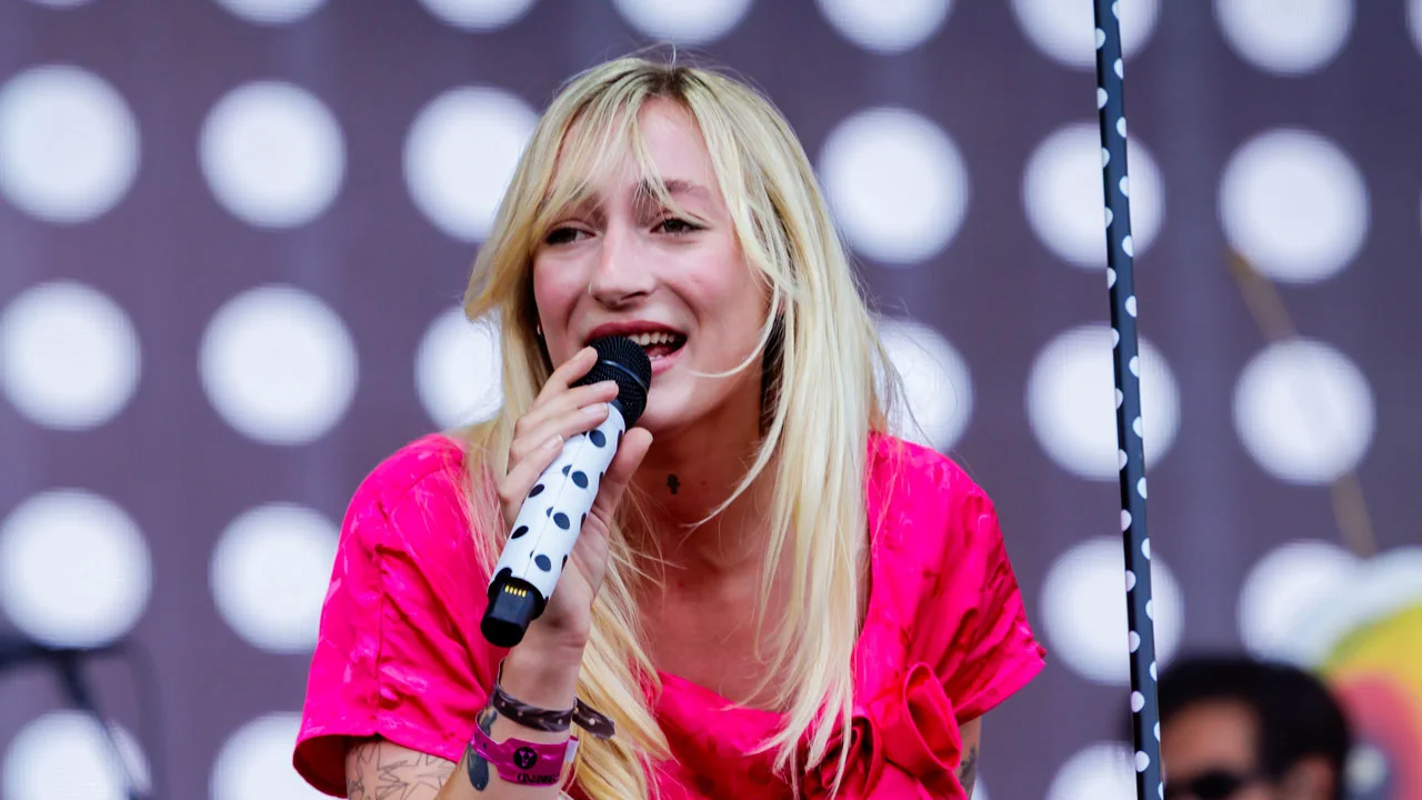 S10 emotioneel tijdens eerste optreden na overlijden tweelingbroer: 'Ik ben heel verdrietig'