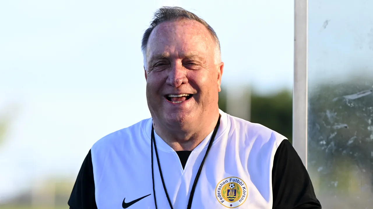 Dick Advocaat verlengt contract als bondscoach van Curaçao