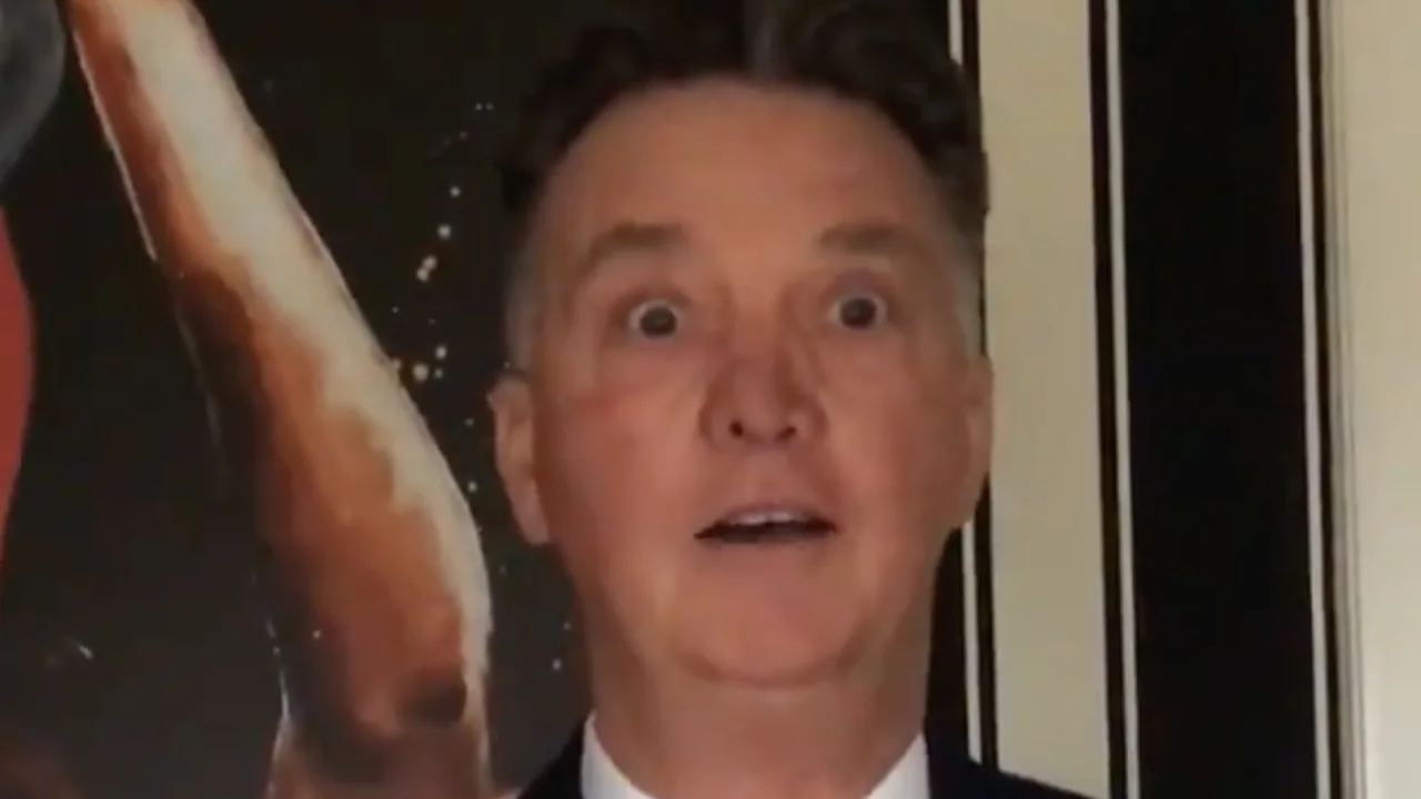 Hoofdrol voor Van Gaal in felicitatievideo Finidi George: 'HIEP HIEP HOERA!'