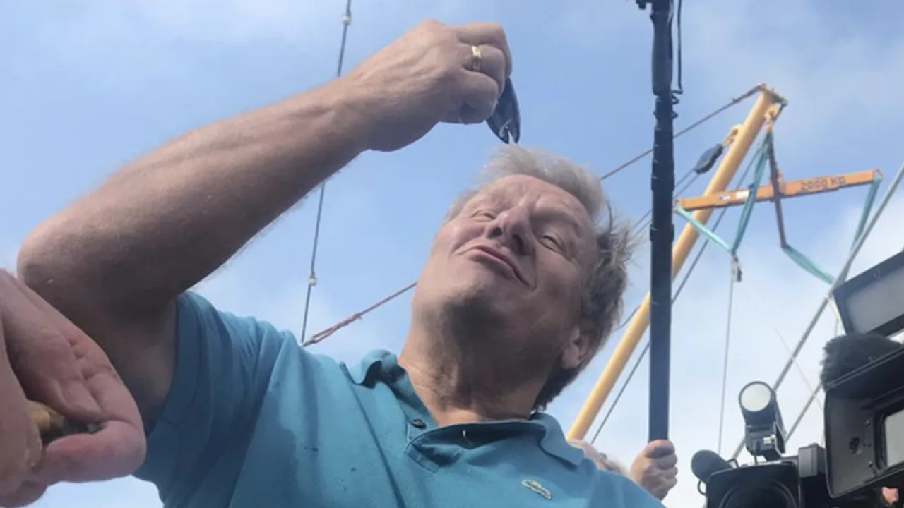 Jan Boskamp proeft eerste mosselen van nieuwe Mosselseizoen