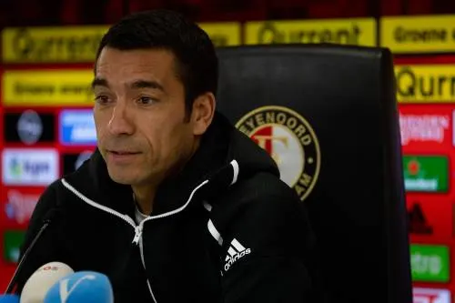 Van Bronckhorst wacht af wat toekomst brengt