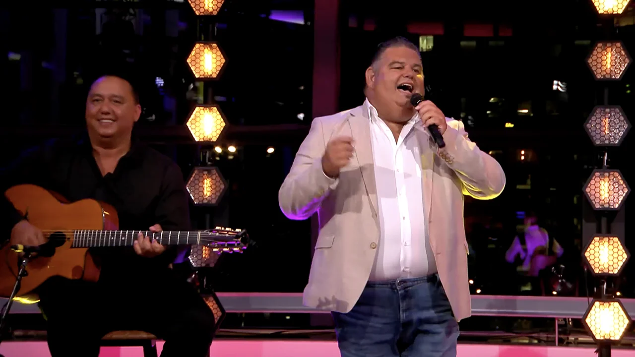 Django Wagner zorgt tijdens commercialbreak van De Oranjezomer voor heerlijke kroegsfeer in de studio