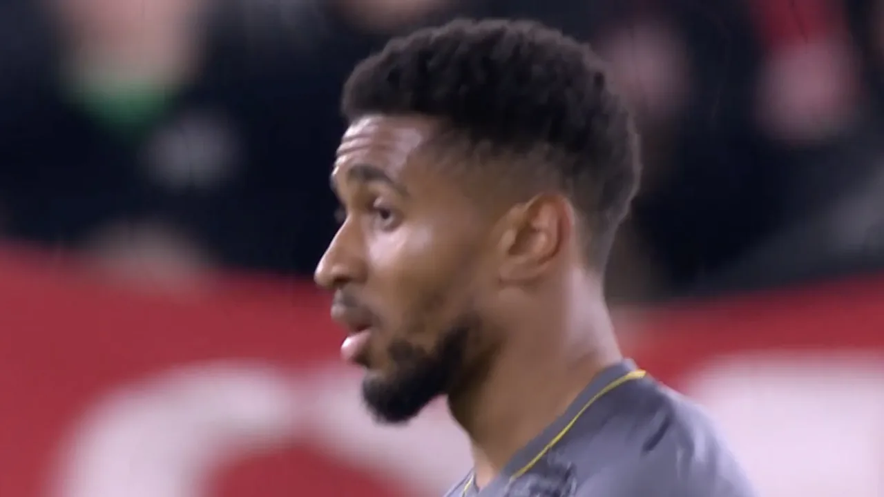 KANS: Nelson heeft de 1-2 op z'n schoen, maar raakt de bal niet vol