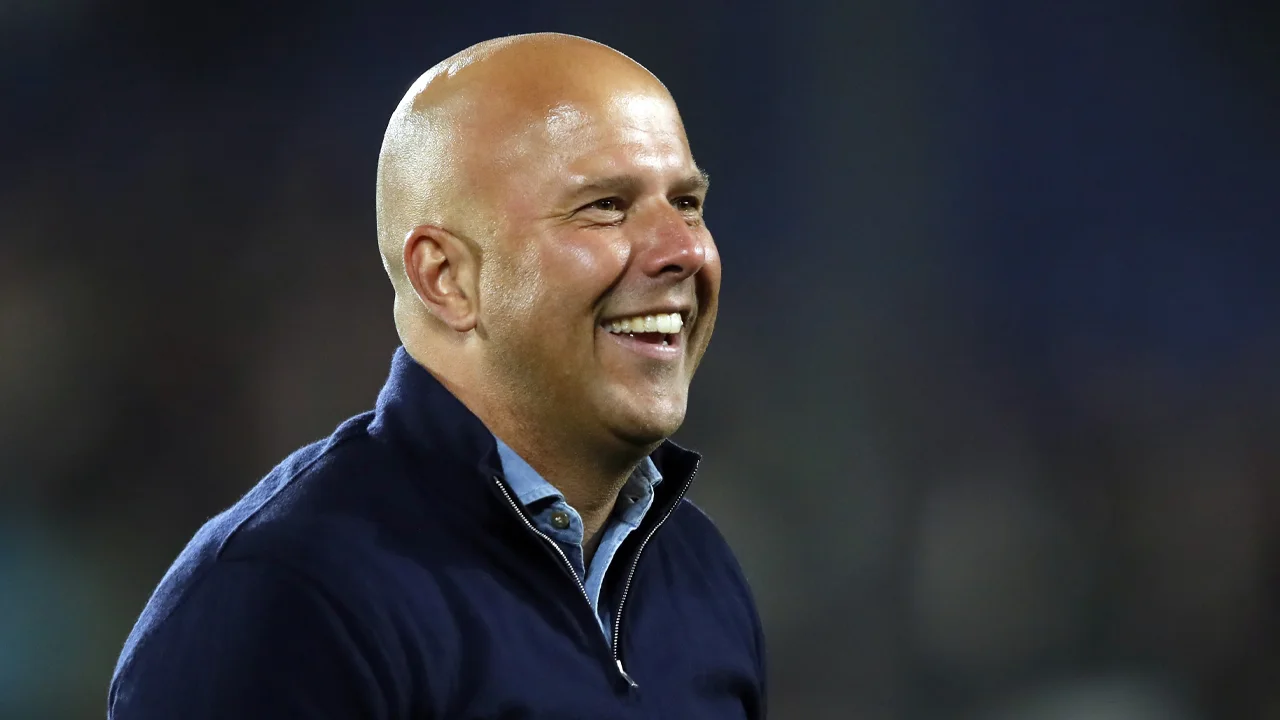 Arne Slot bevestigt voor eerste keer vertrek naar Liverpool