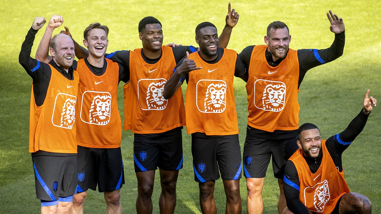 'Overmars en Van Bommel willen Oranje-international naar Antwerp FC halen'