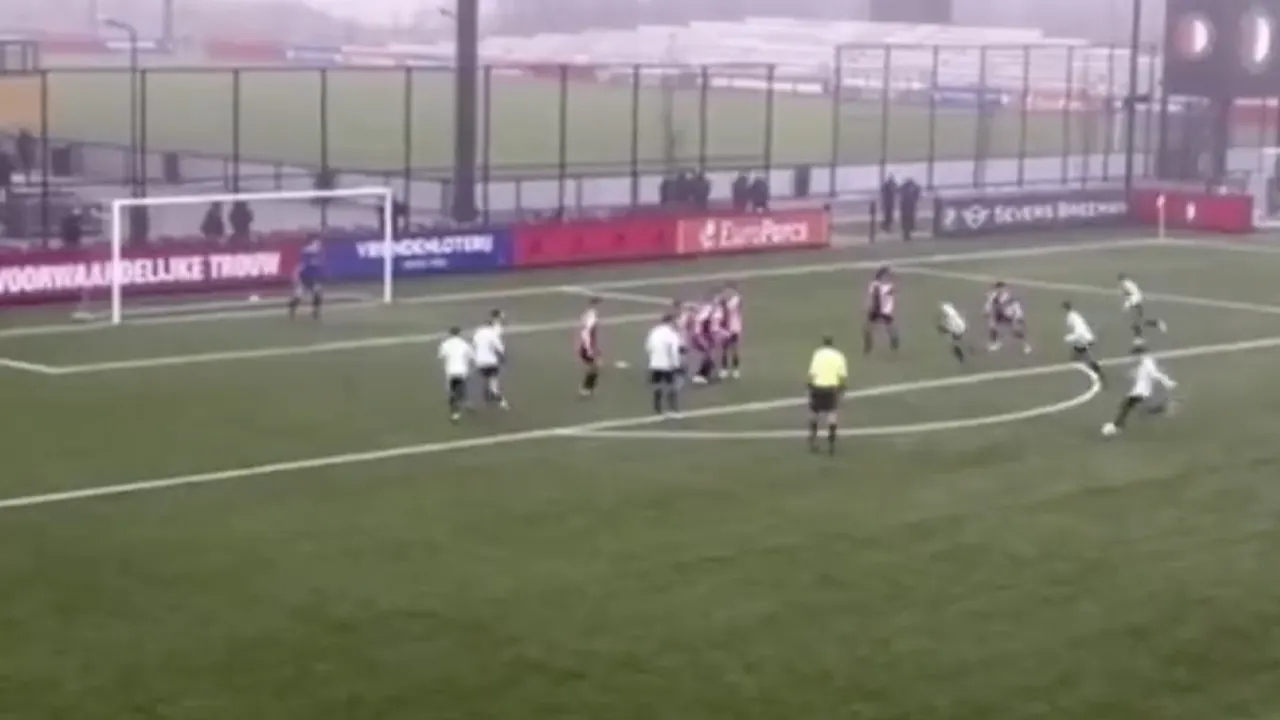 Zo vader, zo zoon: Shaqueel van Persie (15) schiet vrije trap schitterend in de kruising