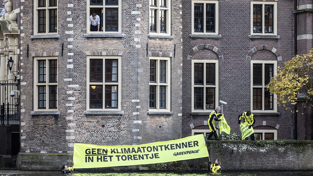 Greenpeace demonstreert tegen verkiezingswinst PVV: 'Geen klimaatontkenner in Torentje'