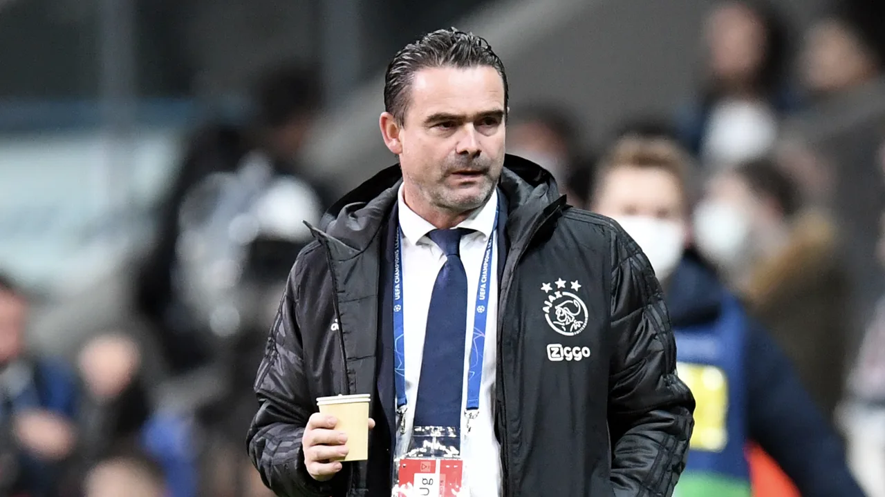 Ajax bevestigt contractverlenging Overmars en reageert met knipoog op uitgelekte video