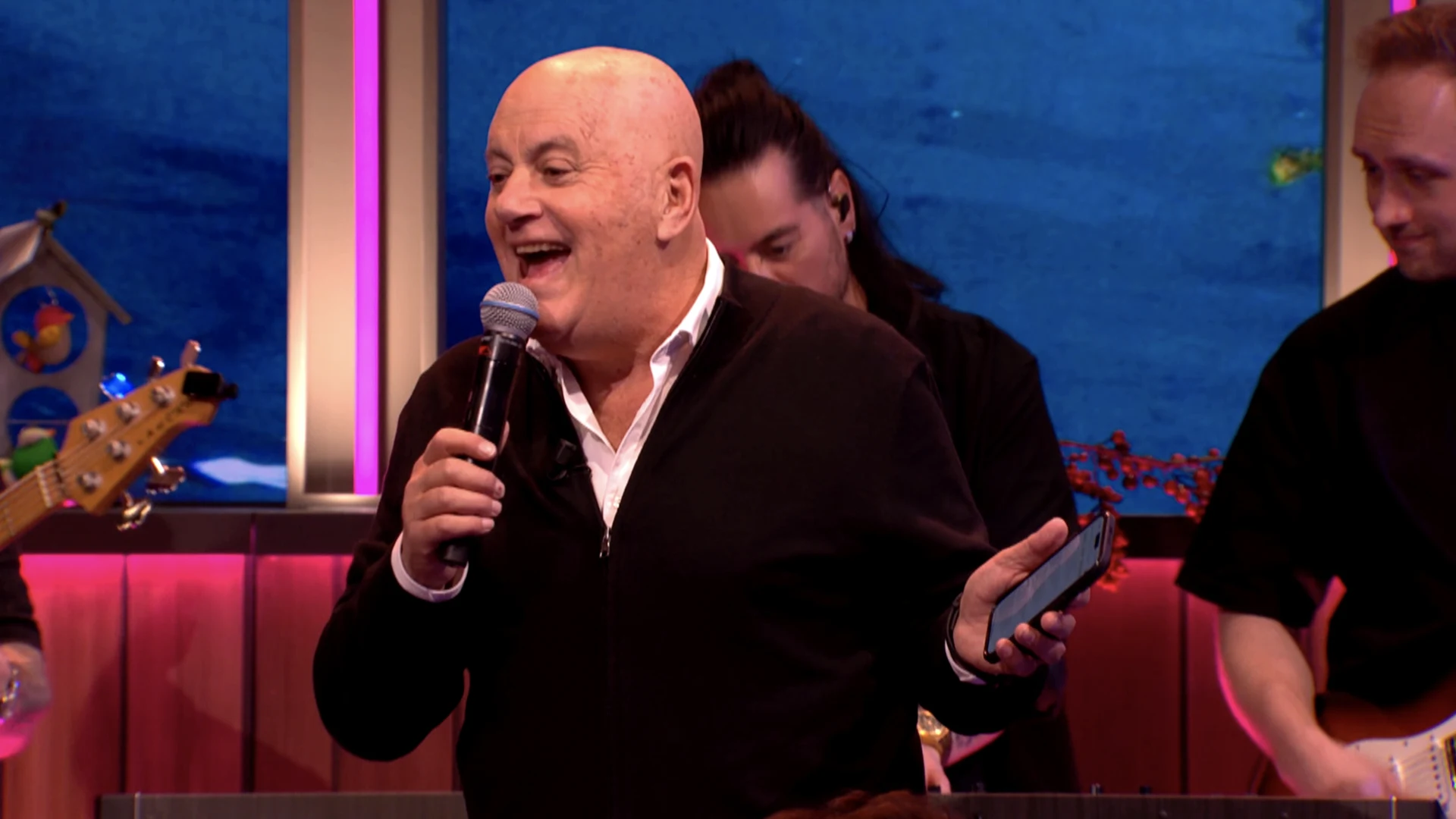 Jack van Gelder zingt 'Summer Holiday' tijdens de commercialbreak van De Oranjewinter