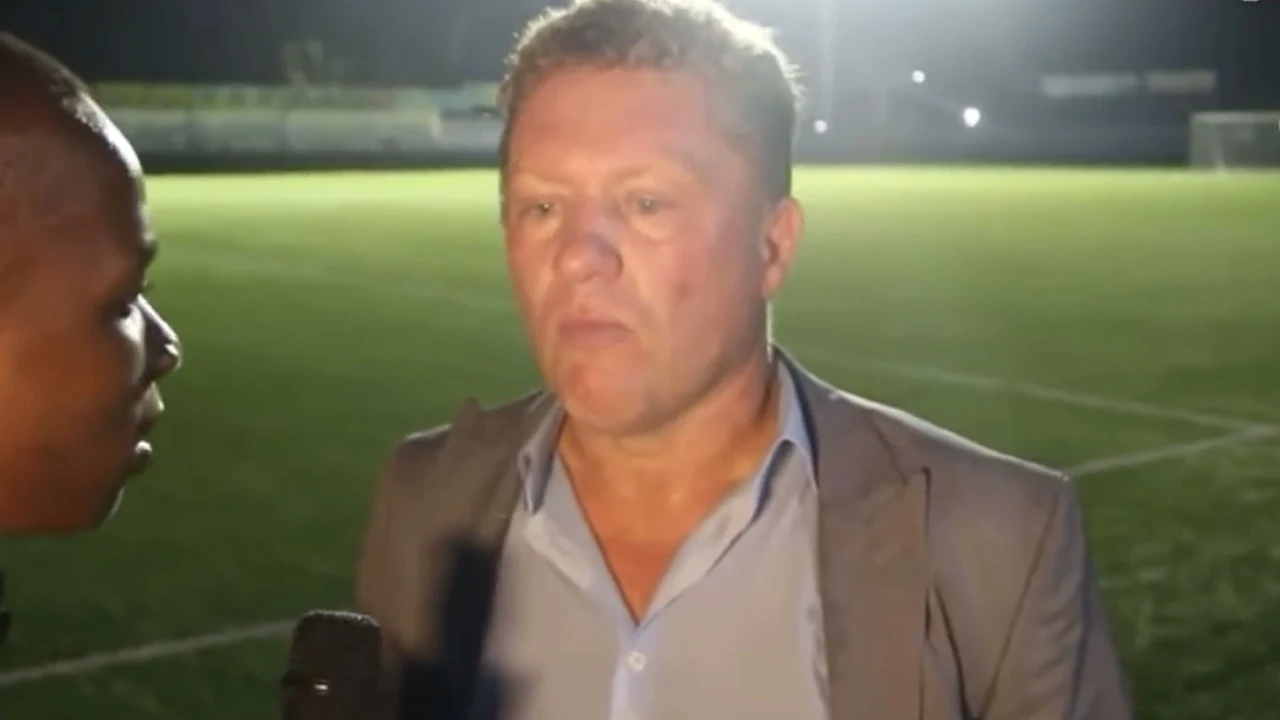 Pieter de Jongh geeft weer interview in steenkolen Engels na oefenduel Somalië