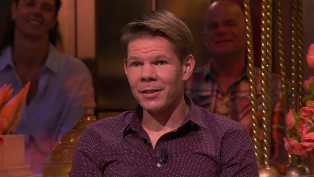 Victor Vlam klaagt over zijn plek in De Oranjezomer-studio: ‘Een drama!’