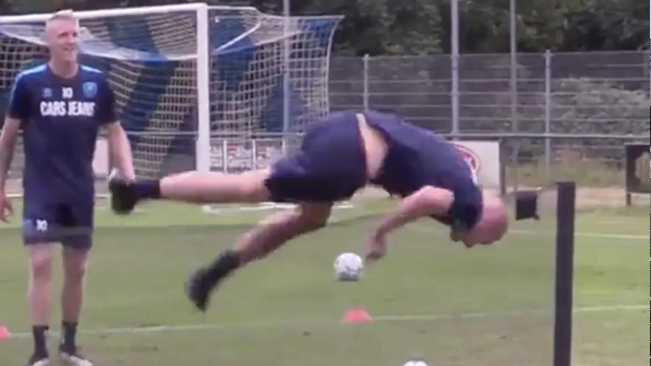 HAHA! Beugelsdijk duikt over voetvolley-net om aanraking te voorkomen