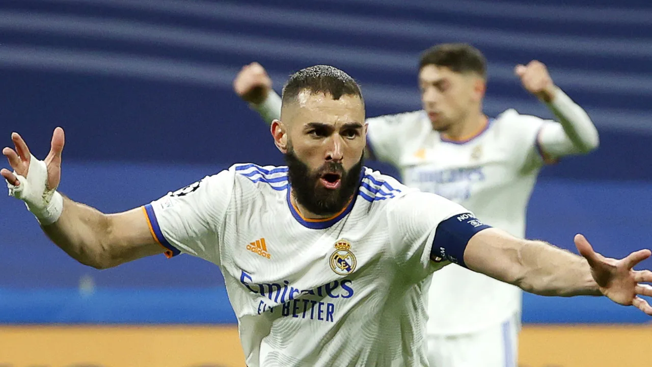 Real Madrid schakelt PSG uit dankzij hattrick Benzema