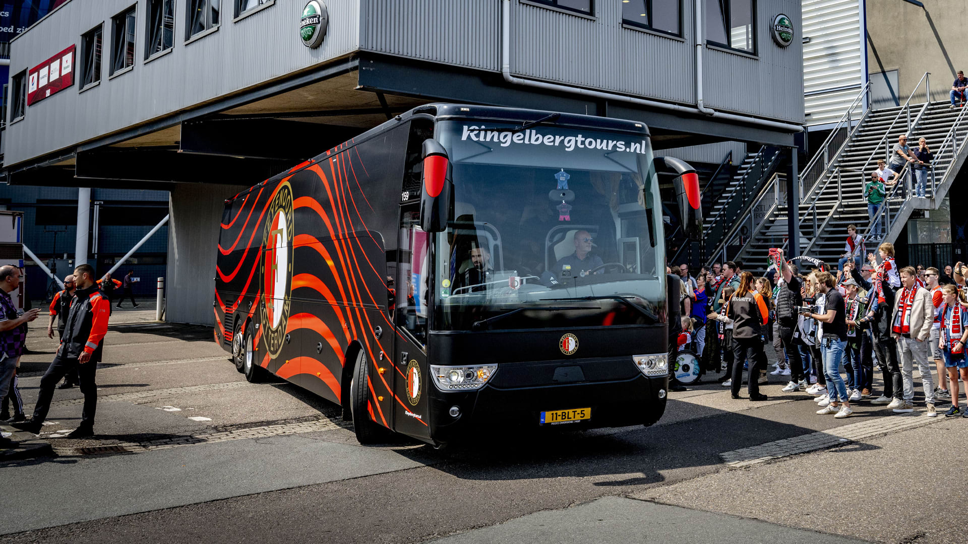 Explosief naar bus van jeugdteam Feyenoord gegooid