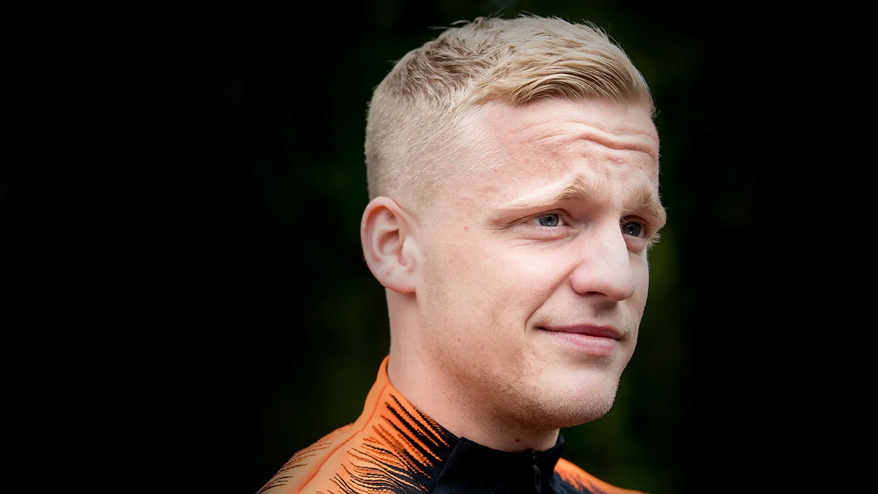 Valentijn over Van de Beek: 'Hij werd bijna twee dagen opgesloten in z'n hotelkamer' 