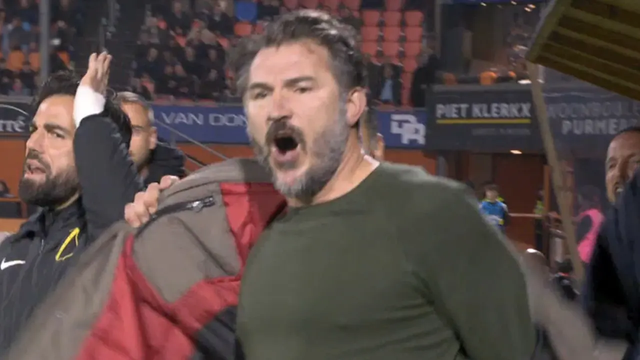 Video: NAC Breda-trainer Carl Hoefkens gooit woedend zijn jas uit na rode kaart voor Lewis Holtby