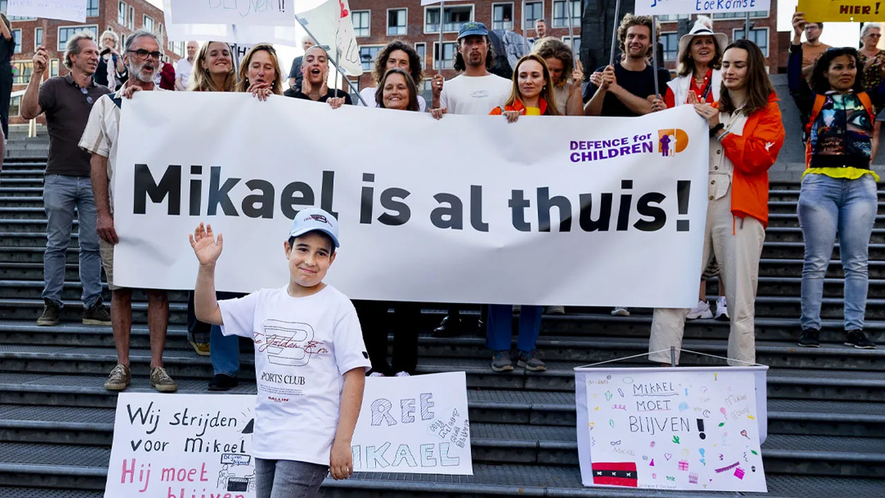 Armeense Mikael en zijn moeder mogen na dreigende uitzetting toch in Nederland blijven