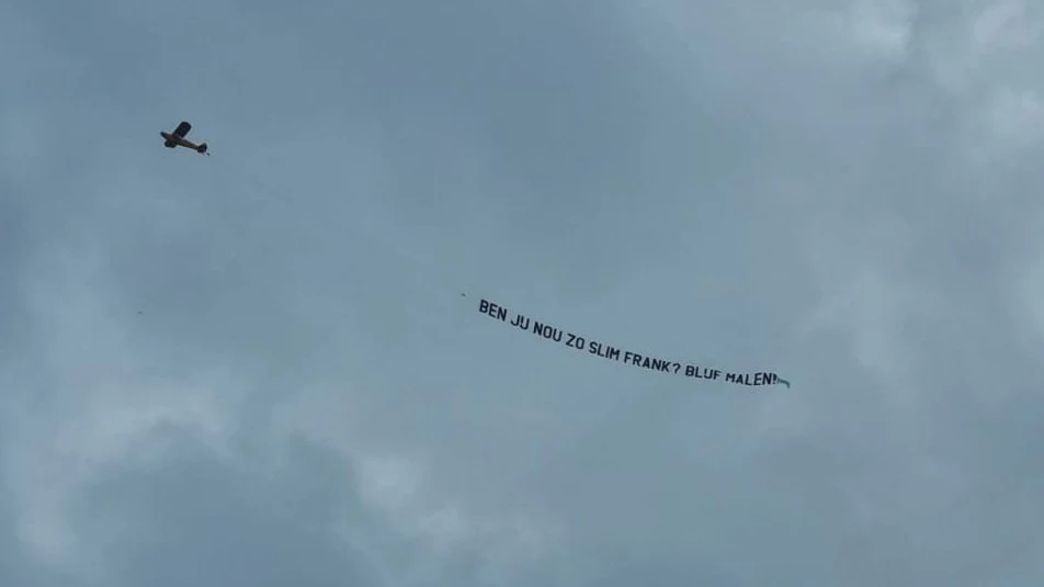 Tweede vliegtuigje met boodschap boven training Oranje na ludieke actie Veronica Inside