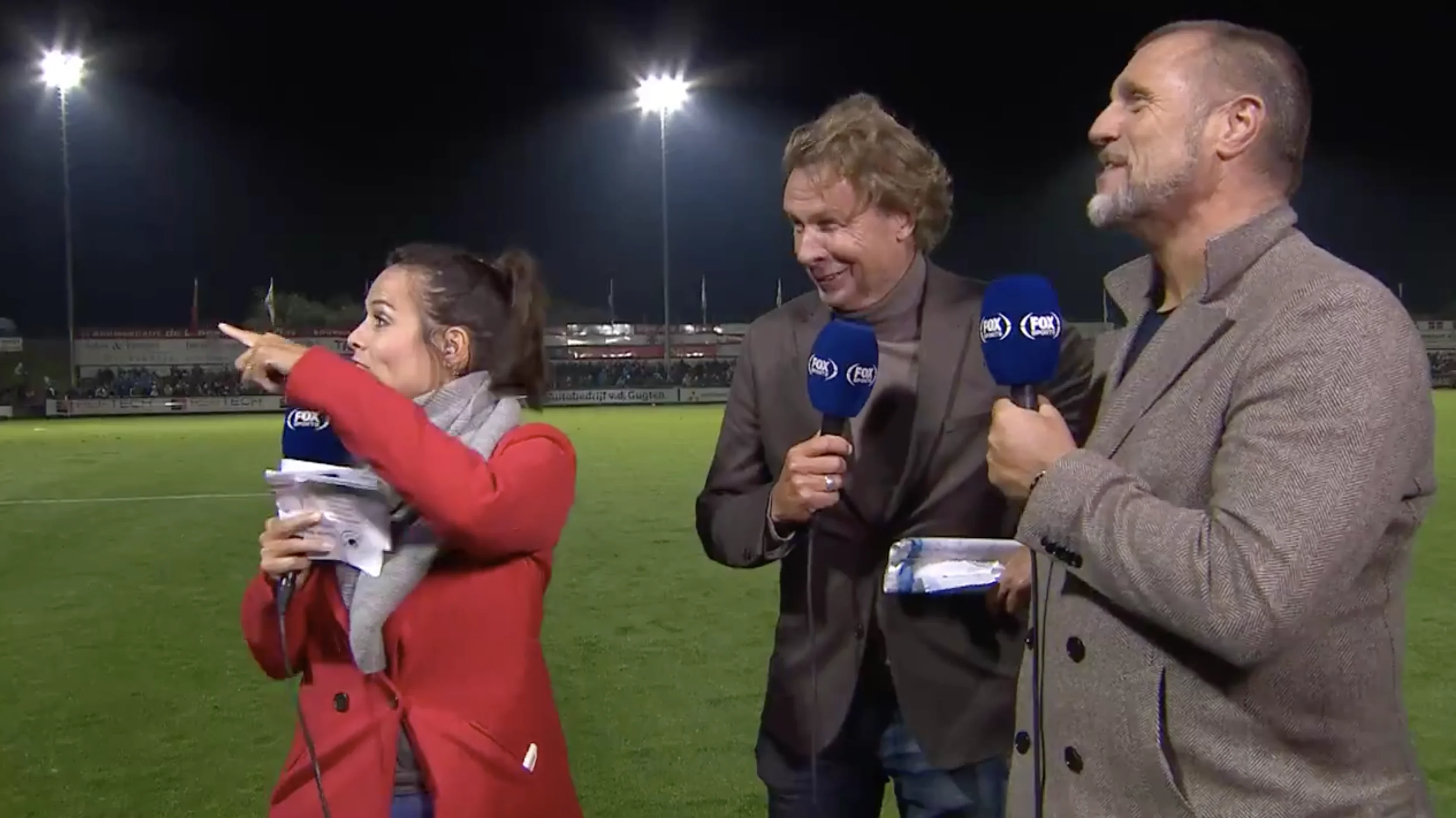 Publiek Quick Boys zingt Hans toe: 'Hansie, doe je jasje uit!'