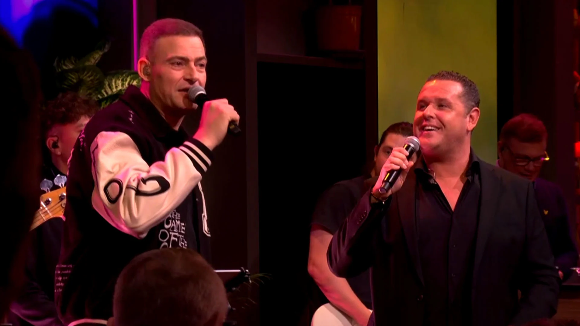 Lange Frans en John West zorgen voor sfeer in commercialbreak van De Oranjezondag met 'Lekkerding'