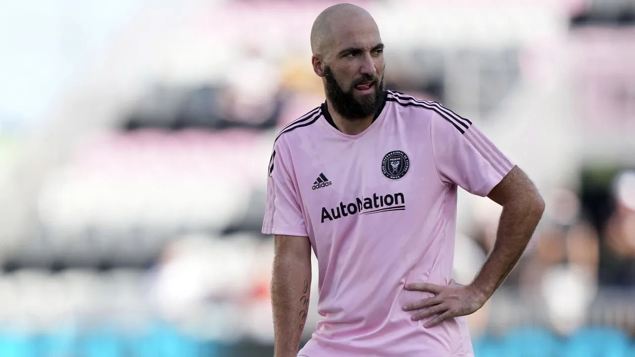 Vader kondigt voetbalpensioen van Gonzalo Higuaín aan