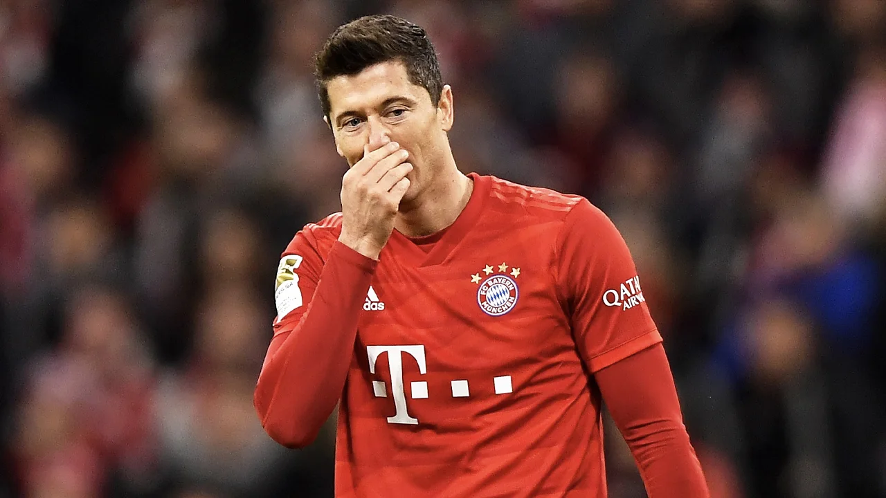 Bayern moet Lewandowski maand missen door knieblessure