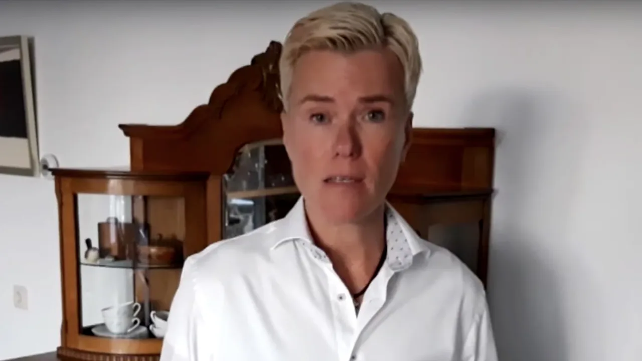 Ellie Lust over kritiek op Coronalied: 'Neem nog een augurk'