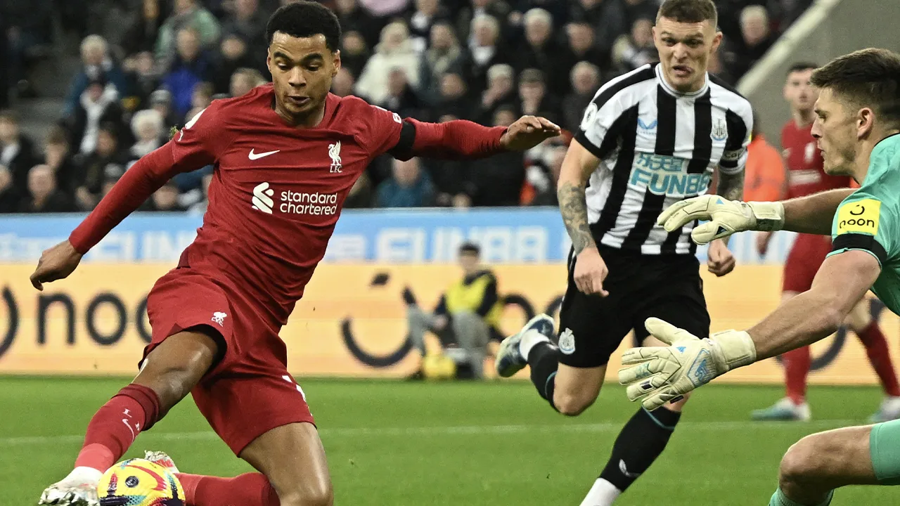Gakpo helpt Liverpool aan zege bij Newcastle United