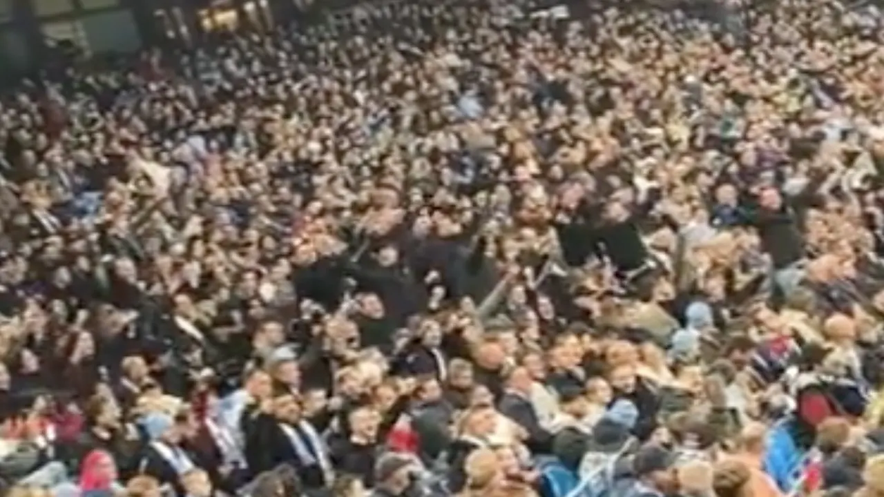 FC Twente-fans laten zich luidkeels horen bij duel van Manchester City