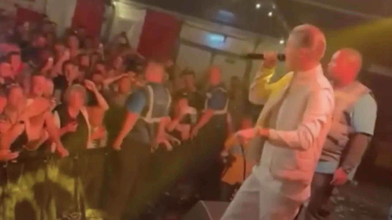 Video: Mart Hoogkamer stapt opnieuw podium af na bierdouche