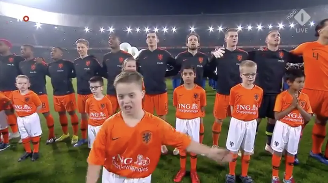 HELD! Oranje-mascotte steelt de show tijdens volkslied 