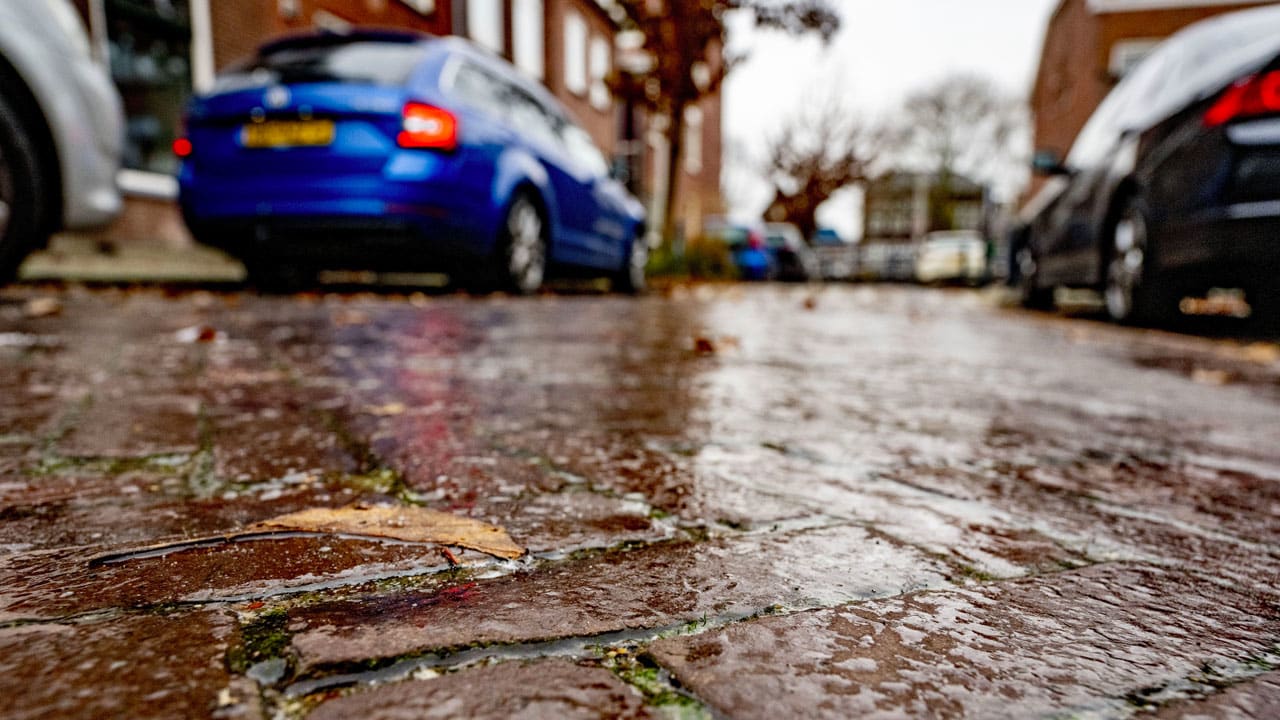 KNMI geeft code oranje af voor komende nacht in bijna het hele land door ijzel