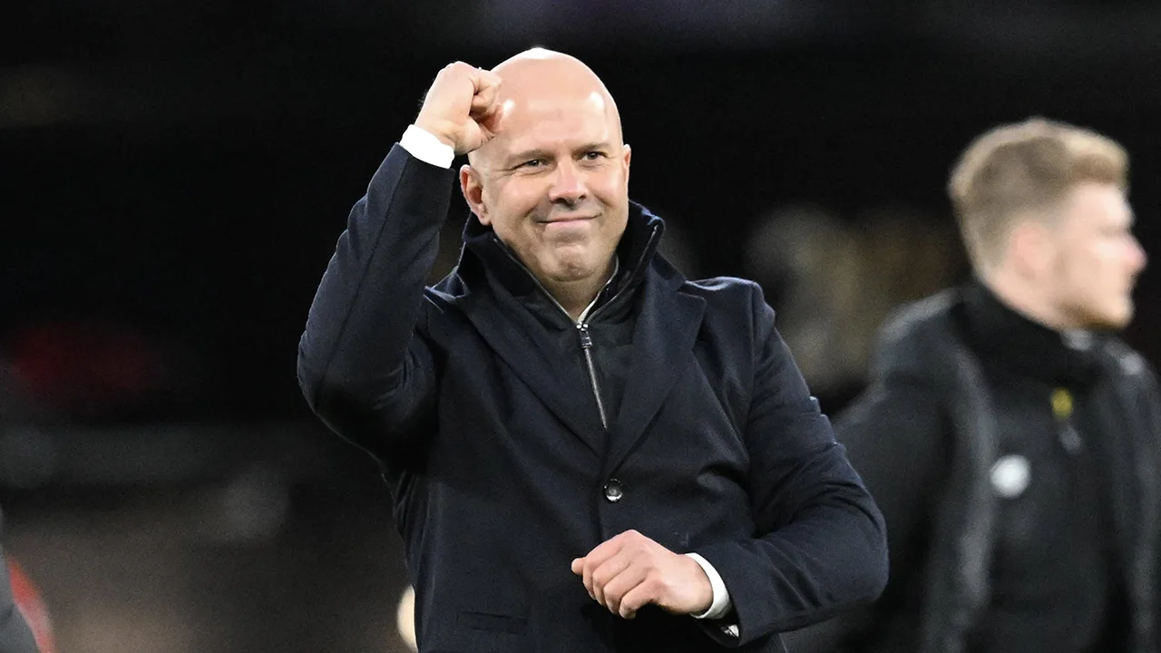 Liverpool-speler staat versteld van Arne Slot: 'Soms vraag ik me af: slaapt hij wel?'