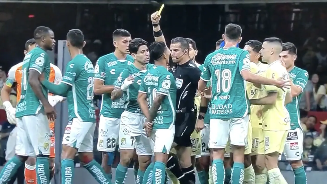 Video: Mexicaanse scheidsrechter geeft knietje in klokkenspel van speler