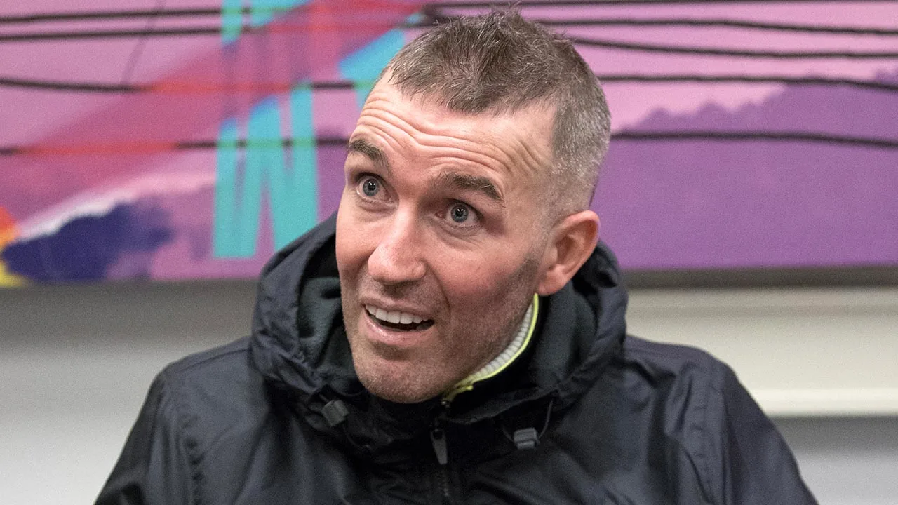 Fernando Ricksen kondigt 'laatste benefietavond' aan op Twitter