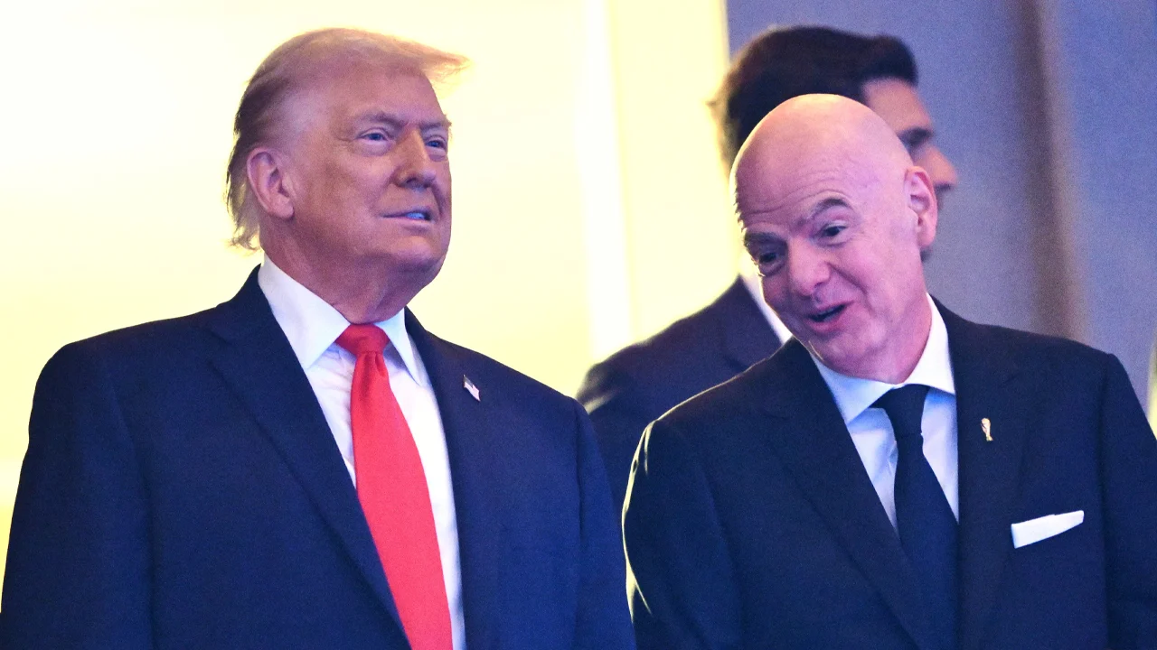 Donald Trump ontvangt tijdens WK-loting eerste vredesprijs van de FIFA