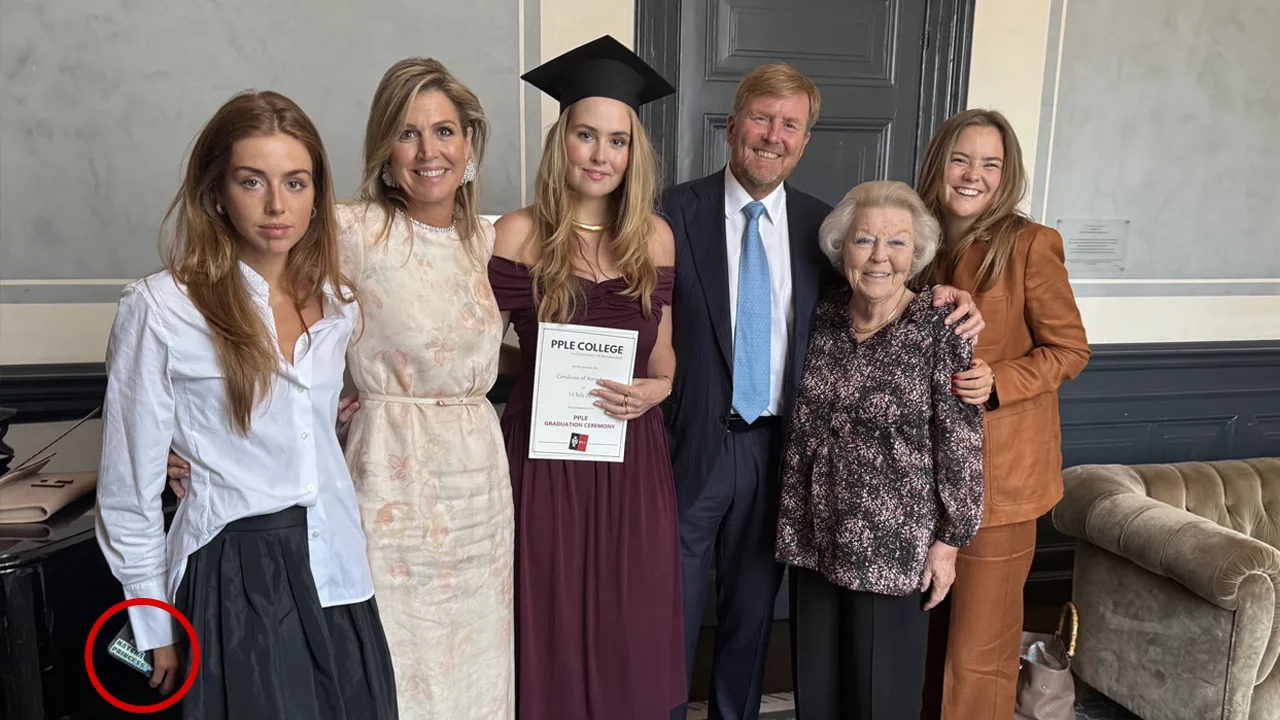 Tekst gespot op telefoonhoesje prinses Alexia bij Graduation Ceremony prinses Amalia