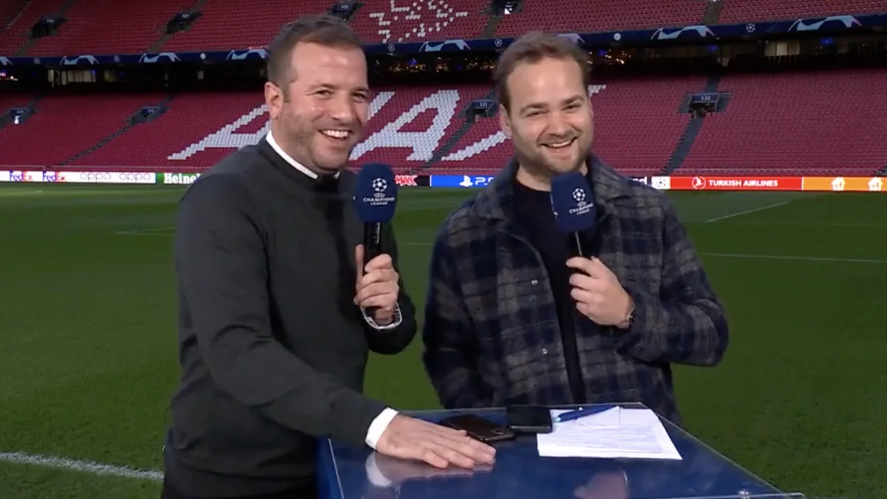Van der Vaart lijmt zich vast aan desk: 'Dit is de humor van Ziggo Sport'