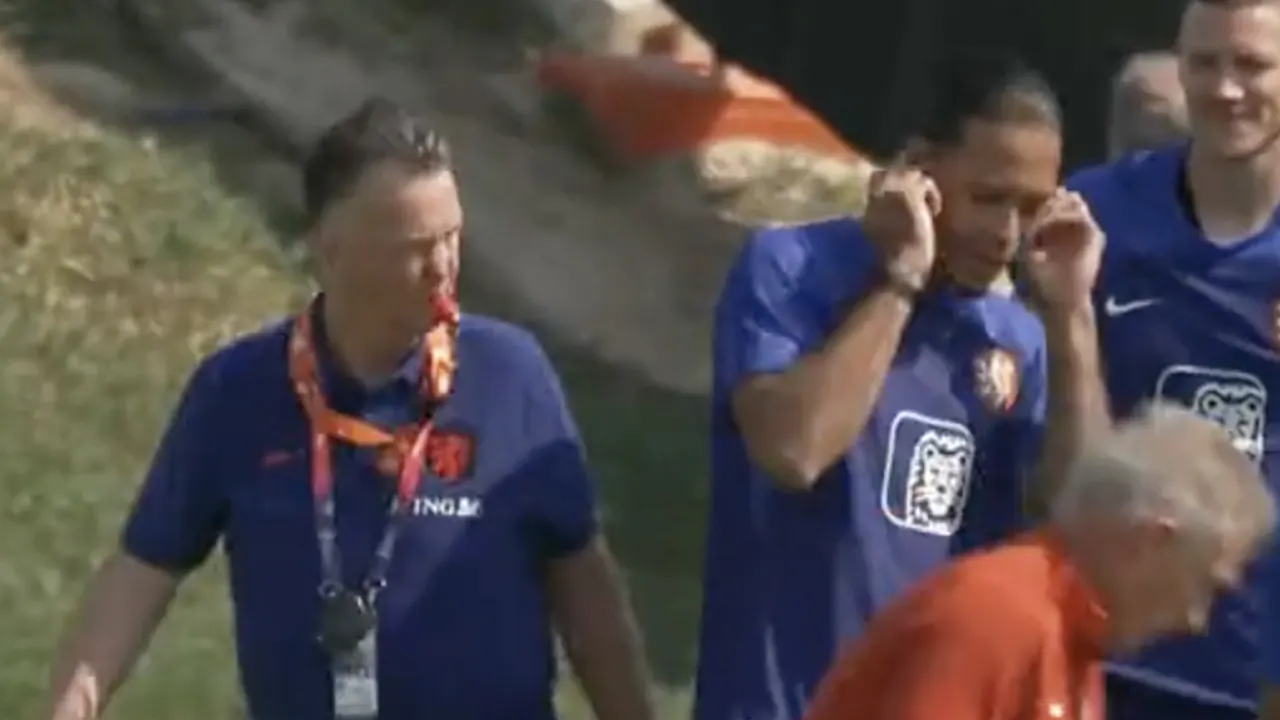 Van Dijk schrikt zich rot door fluitje Van Gaal﻿, geeft bondscoach een speels duwtje