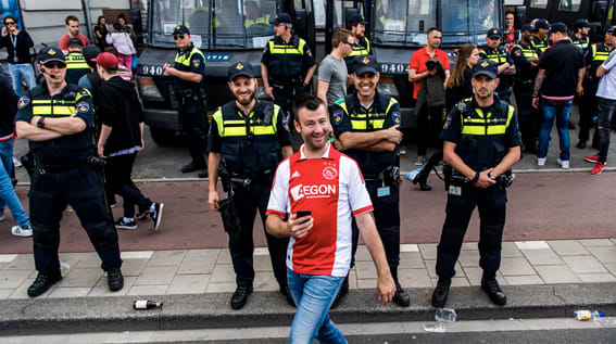 Alle duels in betaald voetbal gaan door na akkoord over nieuwe politie-cao