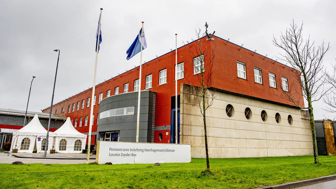 Gedetineerde gijzelt twee mede-gedetineerden in gevangenis Heerhugowaard