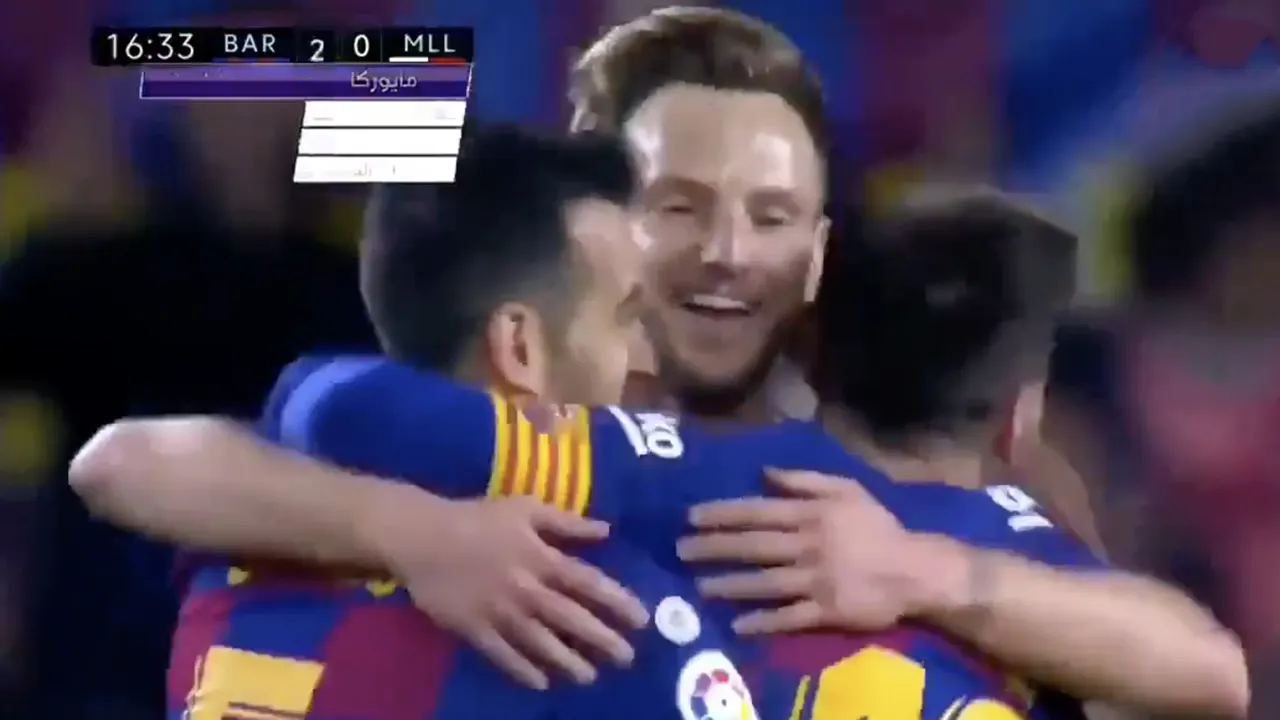 GENIETEN: Tovenaar Messi krult bal prachtig in kruising