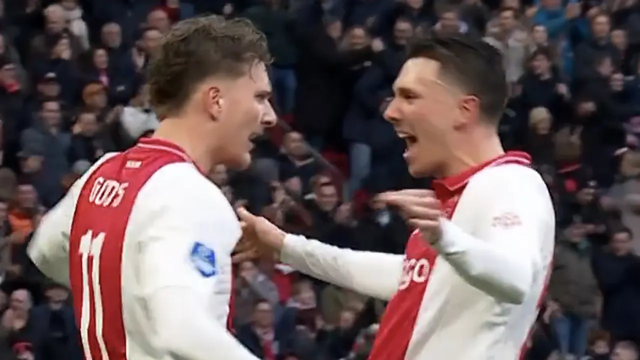 Videogoal: Mika Godts zet Ajax op voorsprong na mooie assist van Steven Berghuis