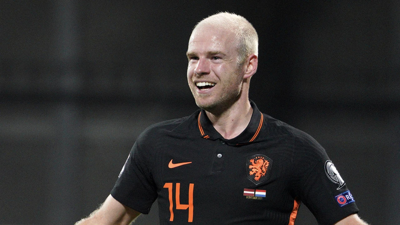 Oranje overleeft hectische slotfase en boekt moeizame overwinning in Letland 