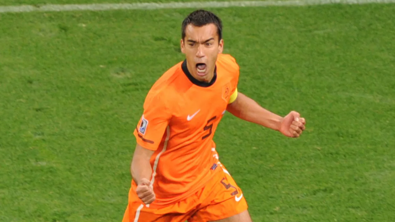 Vandaag 13 jaar geleden: Van Bronckhorst scoort met verbluffend afstandsschot tegen Uruguay